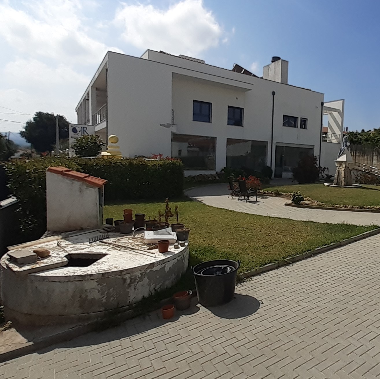 Entrada e Jardim
